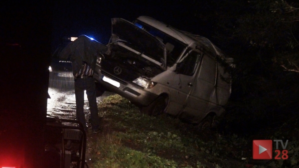 Szczawa. Bus z pięciorgiem osób wylądował w rowie