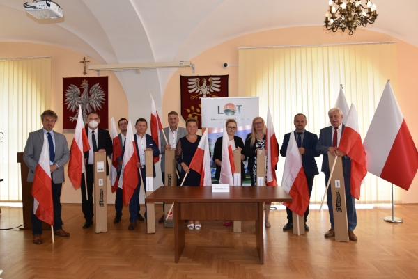 Przedstawiciele 12 samorządów otrzymali maszty z flagami od Lokalnej Organizacji Turystycznej