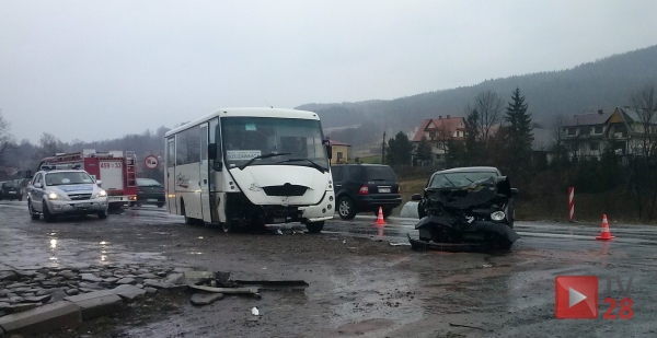Mszana Dolna. Zderzenie autobusu z samochodem osobowym.