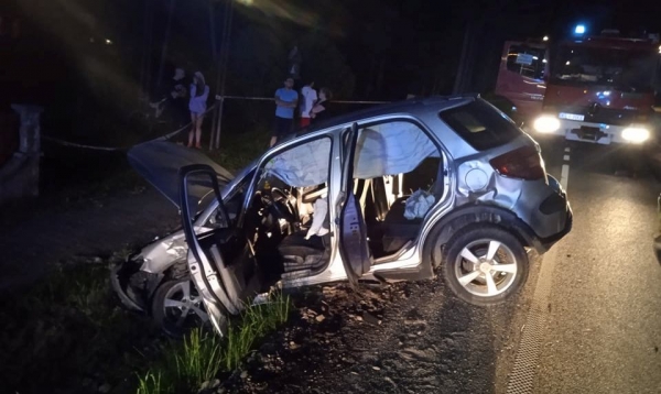 Kierująca nie ustąpiła pierwszeństwa przejazdu. Mercedes uderzył w latarnię i ogrodzenie