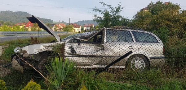 65-letni kierujący stracił panowanie nad autem. Podróżowały z nim dwie osoby
