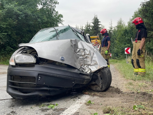 Na ulicy Józefa Marka w Limanowej Seicento wypadło z drogi. Samochód zatrzymał się dopiero na ogrodzeniu