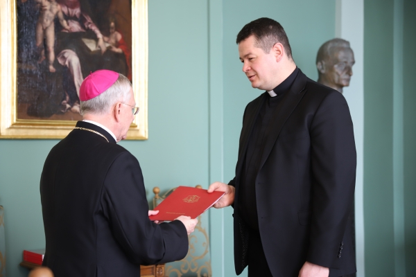 Ks. Tomasz Stec, były wikariusz parafii pw. św. Michała Archanioła w Mszanie Dolnej, został dyrektorem Wydziału ds. Charytatywnych Kurii Metropolitalnej