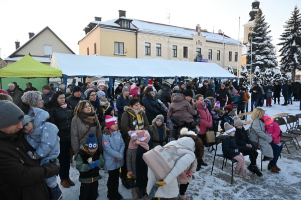 Na tymbarskim rynku śpiewano kolędy i składano sobie życzenia