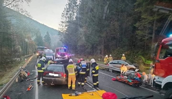 Dwie osoby ucierpiały w wypadku na drodze wojewódzkiej w Szczawie