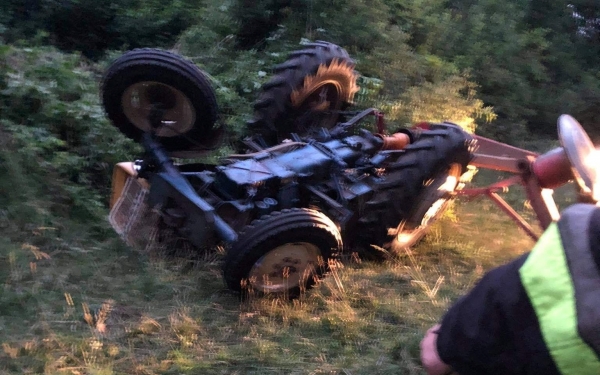 Kierujący ciągnikiem uległ wypadkowi. Poszkodowany w stanie ciężkim trafił do szpitala