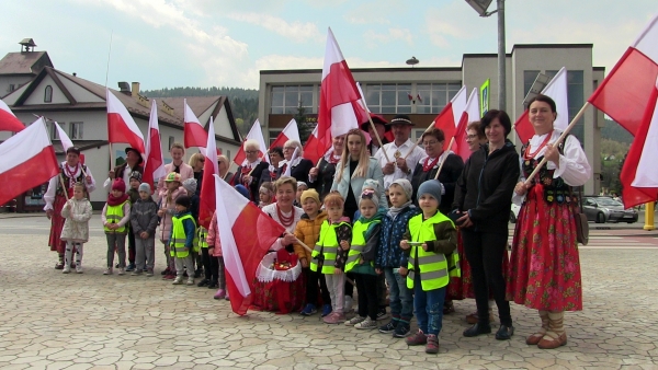 Kamienicki Oddział Związku Podhalan rozdał 100 flag w ciągu 10 minut