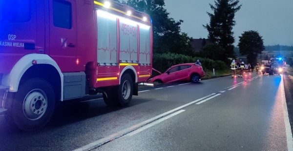 Jedna osoba poszkodowana po zderzeniu dwóch samochodów na DK 28 w Kasinie Wielkiej