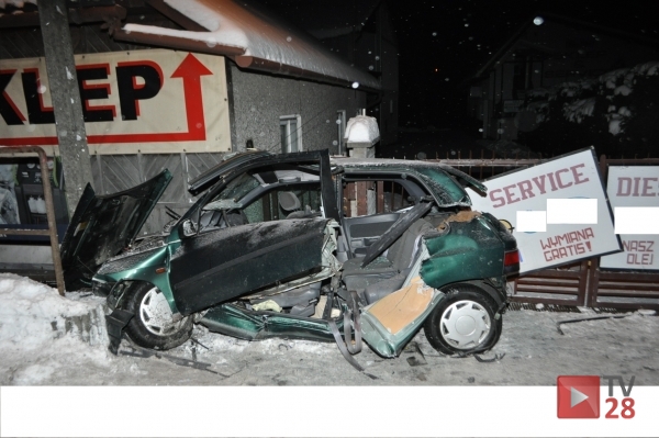 Mszana Dolna. Clio uderzyło w ogrodzenie