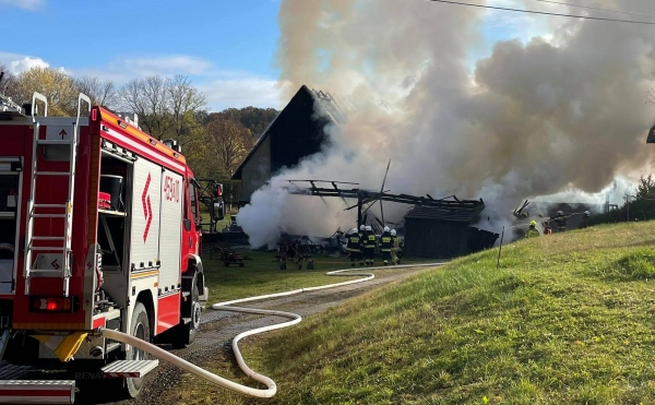 Pożar stodoły i budynku gospodarczego. Strażacy przez trzy godziny walczyli z ogniem