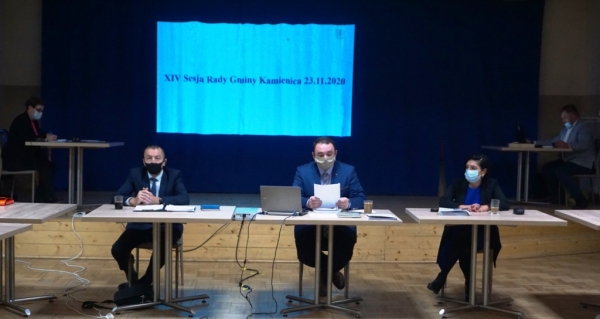 18 zł od osoby – tyle w przyszłym roku zapłacą mieszkańcy gminy za odbiór odpadów. Radni uchwalili nowe stawki