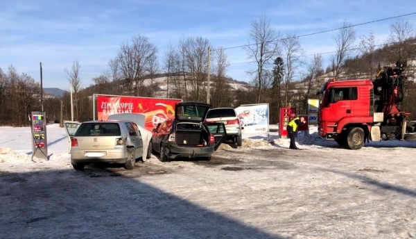 Kierowca ciężarówki skręcał w niedozwolonym miejscu w lewo. Efekt? Jedna osoba w szpitalu i trzy uszkodzone samochody
