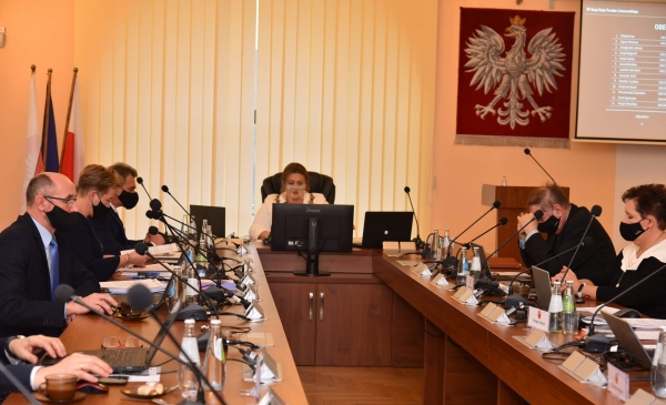 Delegacje Ewy Filipiak i Wojciecha Włodarczyka pod lupą "totalnej opozycji"