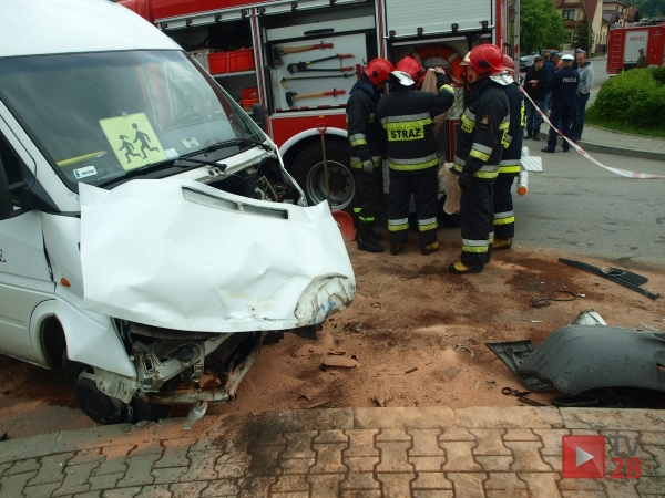 Skrzydlna. Bus z dziećmi zderzył się z ciężarówką (FOTO i VIDEO)