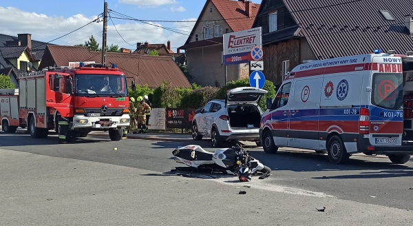 Poważny stan poszkodowanego motocyklisty, trzy osoby w szpitalu.