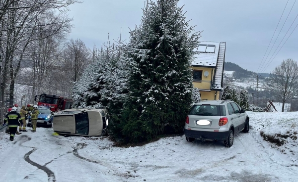 Kolizja na drodze gminnej w Piekiełku. Suzuki przewróciło się na bok