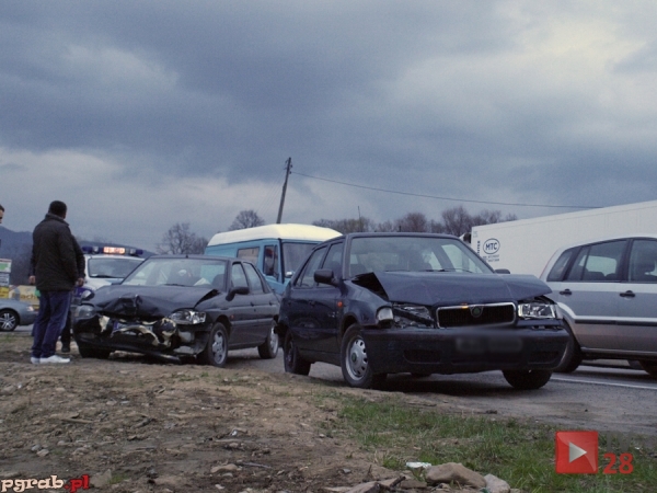 Nie wyhamował. Uderzył w dwa samochody