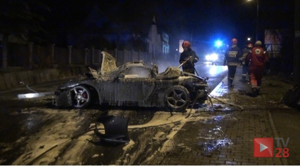 Mszana Dolna. Auto stanęło w płomieniach. Samochodem podróżował policjant