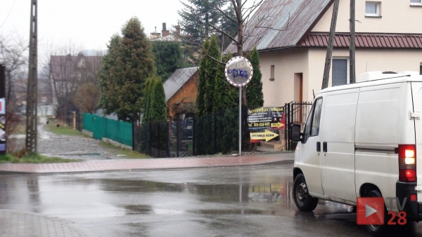 Fotointerwencja. Wandale niszczą lustra drogowe. Dlaczego?