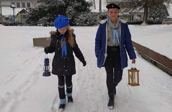 Harcerze z Hufca Gorczańskiego zanieśli Betlejemskie Światełko Pokoju do różnych zakątków naszego regionu