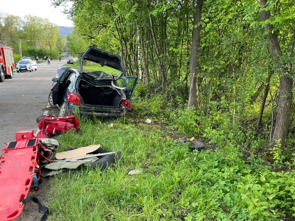Samochód dachował, jedna osoba zabrana przez LPR