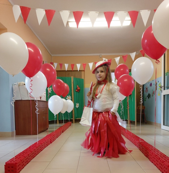 Pokaz "mody patriotycznej" z elementami EKO w przedszkolu