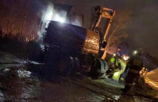 Cztery zastępy strażaków ruszyły gasić koparkę