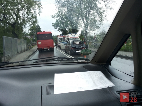 Kasinka Mała. Dostawczy najechał seicento