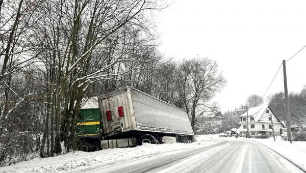 Trudne warunki na drogach. Kierujący ciężarówką stracił panowanie nad pojazdem na ośnieżonej drodze