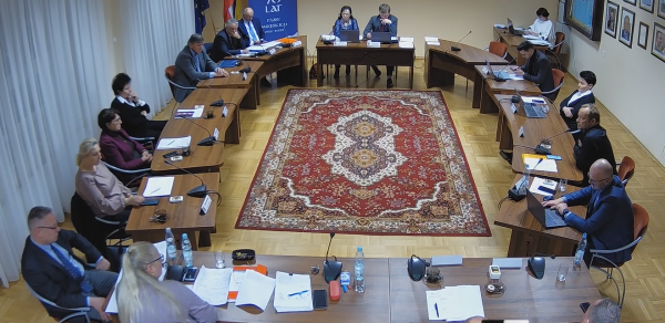 – Żyję sprawą mostków na Słomce – wiceburmistrz Michał Grzeszczuk ironizuje podczas sesji Rady Miejskiej. Kupcy muszą poczekać