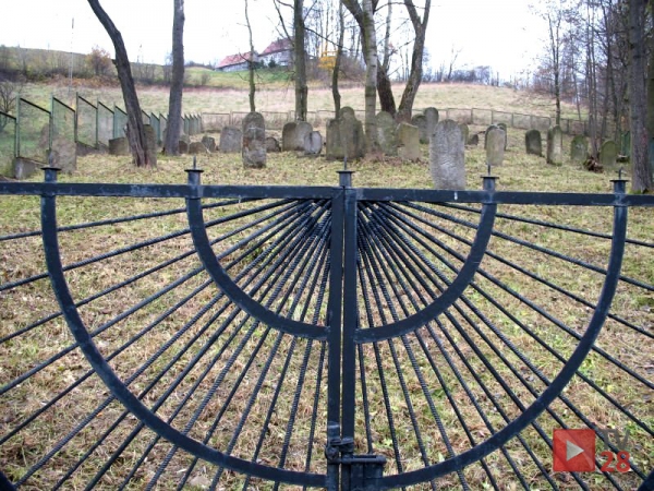 Jak dotrzeć na mogiłę zamordowanych Żydów. Burmistrz Mszany Dolnej ma dylemat