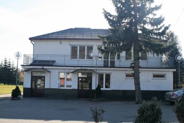 Zuchwała kradzież w "Żabce". Złodzieje wynieśli ze sklepu alkohol, papierosy i pieniądze