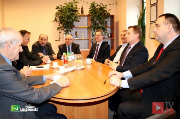 Starosta przekazał beczkowozy limanowskim samorządowcom