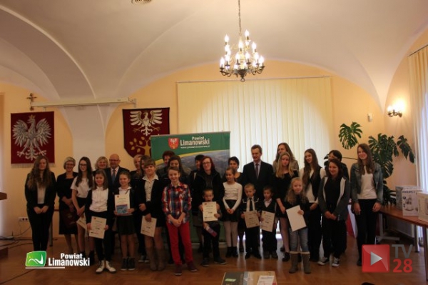 W ciągu 10 lat posadzili tysiące drzew, zebrali tony makulatury i zużytych baterii