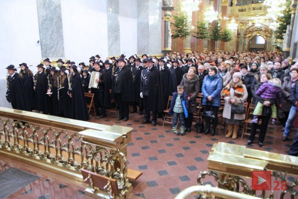 Strażacy z rodzinami u Czarnej Madonny