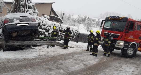 Volkswagen zawisł na barierkach energochłonnych