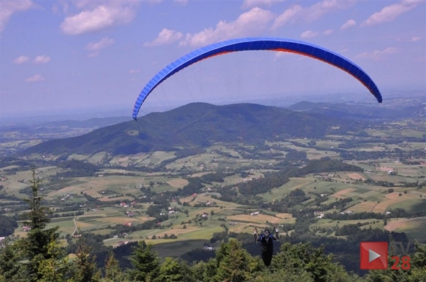 Kostrza. Strażacy ściągali paralotniarza z wysokości 30 metrów