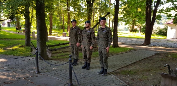 Tymbarscy Strzelcy zapalili światła pamięci pod pomnikiem w Łososinie Górnej i w swoich domach