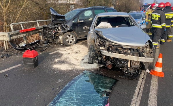 Czołowe zderzenie dwóch samochodów na "krajówce". Dwie osoby trafiły do szpitala