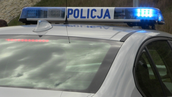 Pijany 17-latek bez prawa jazdy wjechał w drzewo