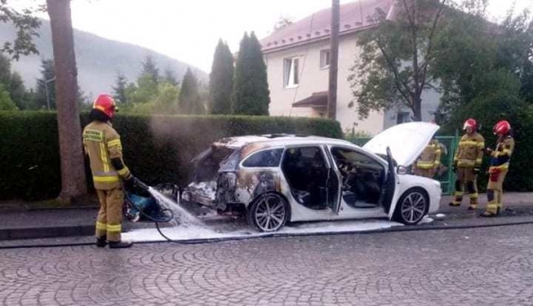 W centrum Tymbarku spłonął samochód