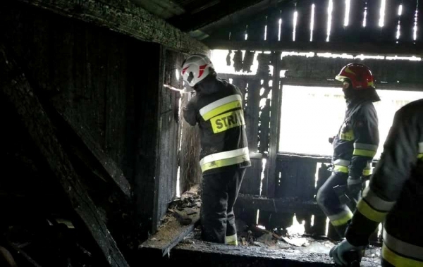 Osiem jednostek straży gasiło drewniany budynek mieszkalny