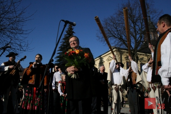 Prezydent Komorowski w Małopolsce. W Nowym Targu witała go grupa Zagórzan