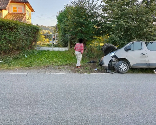 Bus wypadł z drogi i uderzył w przepust. Dwie osoby poszkodowane