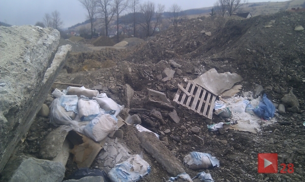 Budowlany "śmietnik" nad Mszanką