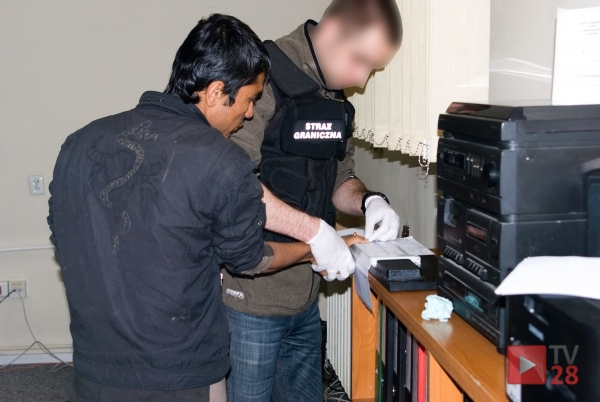 Poręba Wielka. Nielegalny tranzyt piątki uciekinierów do Niemiec przez Polskę (VIDEO i FOTO)