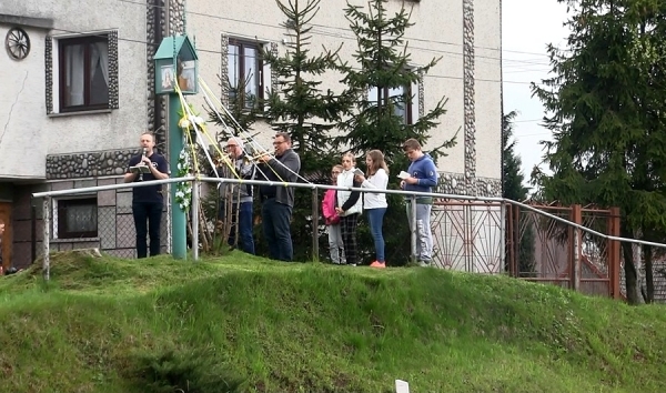 Ku czci Matki Bożej. Przy tej kapliczce mieszkańcy kultywują tradycję śpiewania majówek od 1932 roku