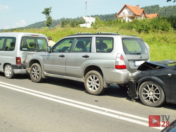 Po zderzeniu aut, dwie osoby trafiły do szpitala