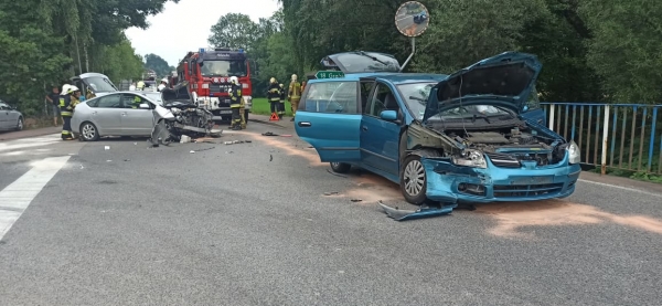 Zderzenie samochodów osobowych. Droga powiatowa była zablokowana