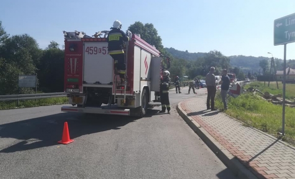 Ciężarówka z drewnem wypadła z drogi i uszkodziła słup energetyczny